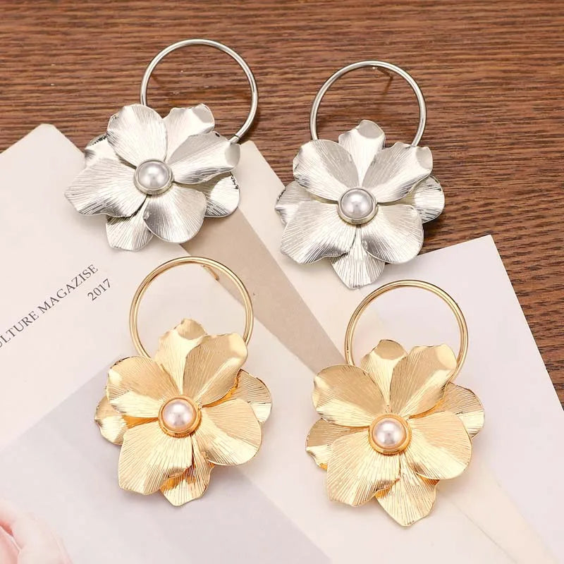 Exaggerated Metal Pearl Flower Drop Earrings for Women Fashion Gold Color Big Flower Personalized Dangle Earrings Jewelry 2024