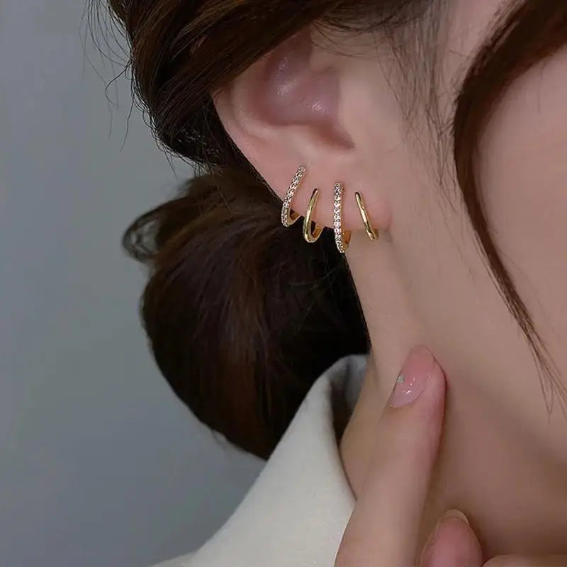 Fashion Gold Color Claws Stud Earrings with Crystal Rhinestone Design Unusual Earrings Versatile Accessories Women 2024 Jewelry