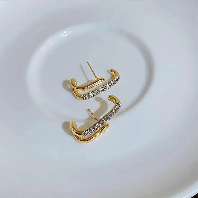 Fashion Gold Color Claws Stud Earrings with Crystal Rhinestone Design Unusual Earrings Versatile Accessories Women 2024 Jewelry