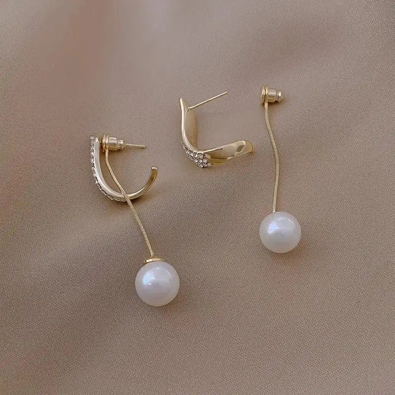 Fashion Gold Color Claws Stud Earrings with Crystal Rhinestone Design Unusual Earrings Versatile Accessories Women 2024 Jewelry