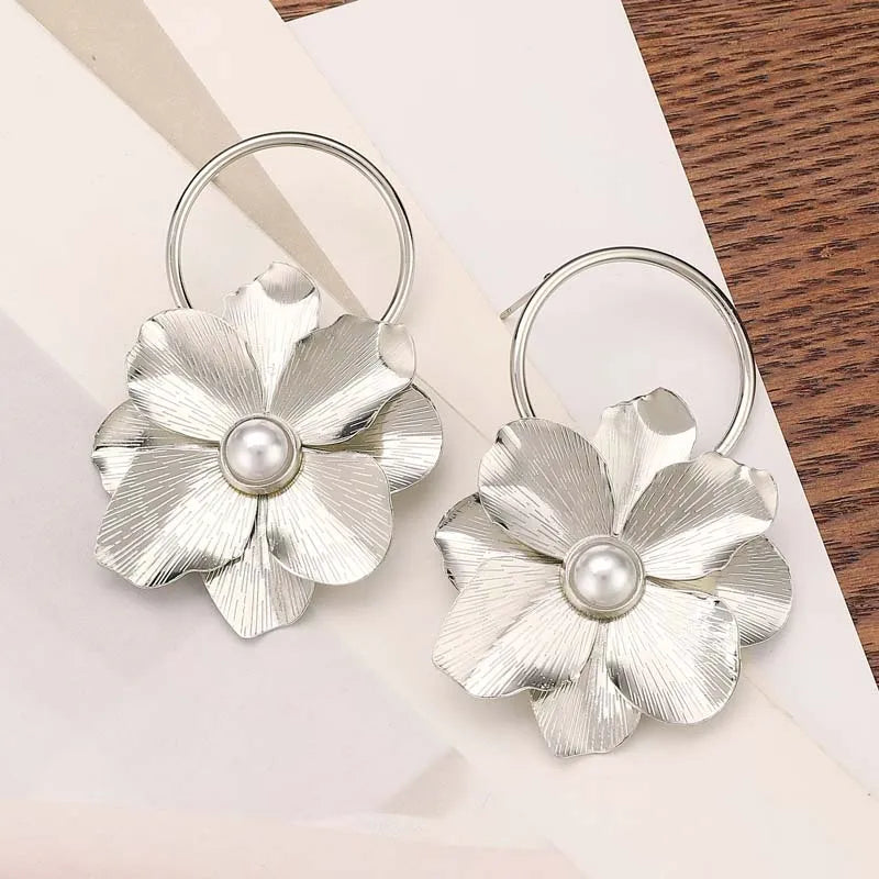 Exaggerated Metal Pearl Flower Drop Earrings for Women Fashion Gold Color Big Flower Personalized Dangle Earrings Jewelry 2024