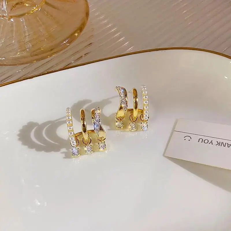 Fashion Gold Color Claws Stud Earrings with Crystal Rhinestone Design Unusual Earrings Versatile Accessories Women 2024 Jewelry