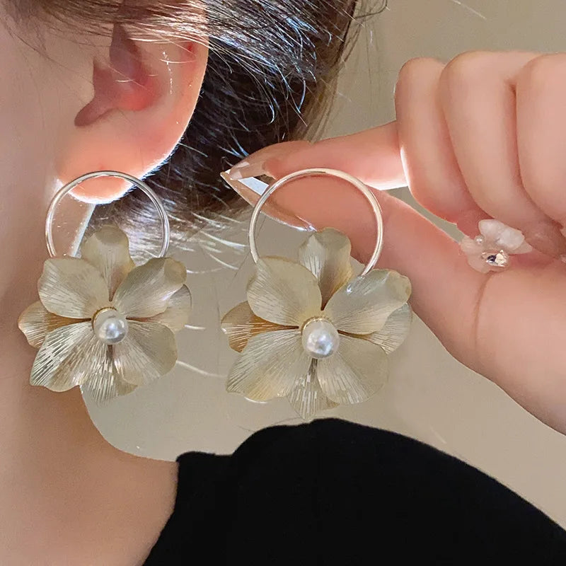 Exaggerated Metal Pearl Flower Drop Earrings for Women Fashion Gold Color Big Flower Personalized Dangle Earrings Jewelry 2024