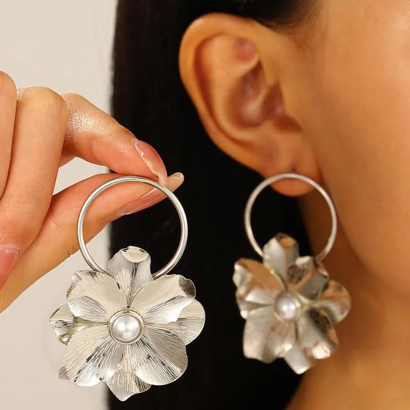 Exaggerated Metal Pearl Flower Drop Earrings for Women Fashion Gold Color Big Flower Personalized Dangle Earrings Jewelry 2024