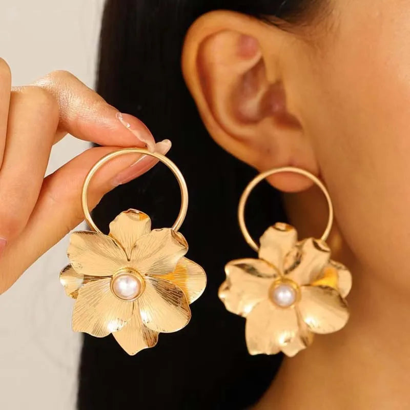 Exaggerated Metal Pearl Flower Drop Earrings for Women Fashion Gold Color Big Flower Personalized Dangle Earrings Jewelry 2024