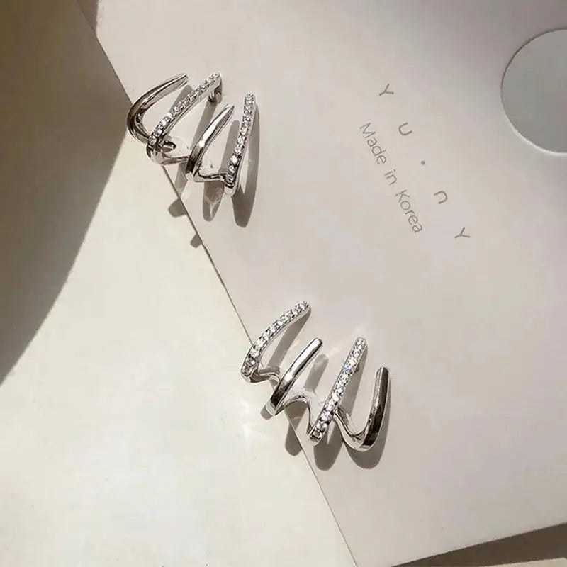 Fashion Gold Color Claws Stud Earrings with Crystal Rhinestone Design Unusual Earrings Versatile Accessories Women 2024 Jewelry