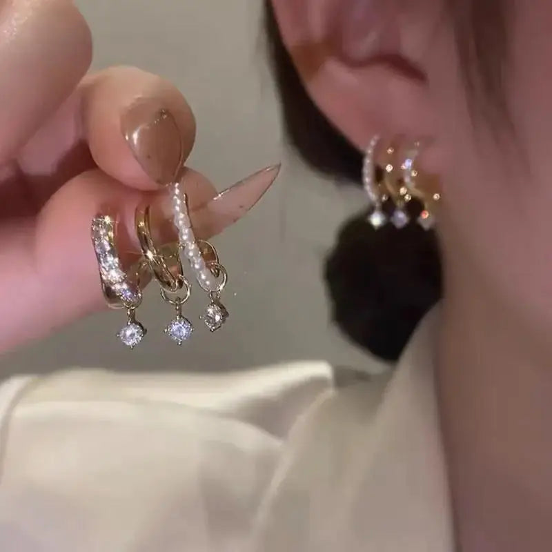 Fashion Gold Color Claws Stud Earrings with Crystal Rhinestone Design Unusual Earrings Versatile Accessories Women 2024 Jewelry