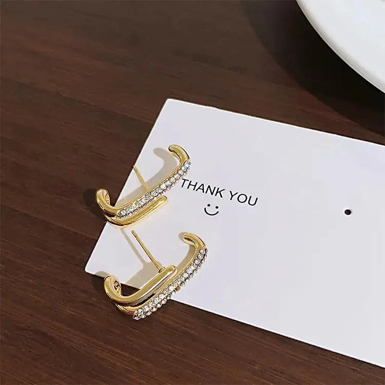 Fashion Gold Color Claws Stud Earrings with Crystal Rhinestone Design Unusual Earrings Versatile Accessories Women 2024 Jewelry