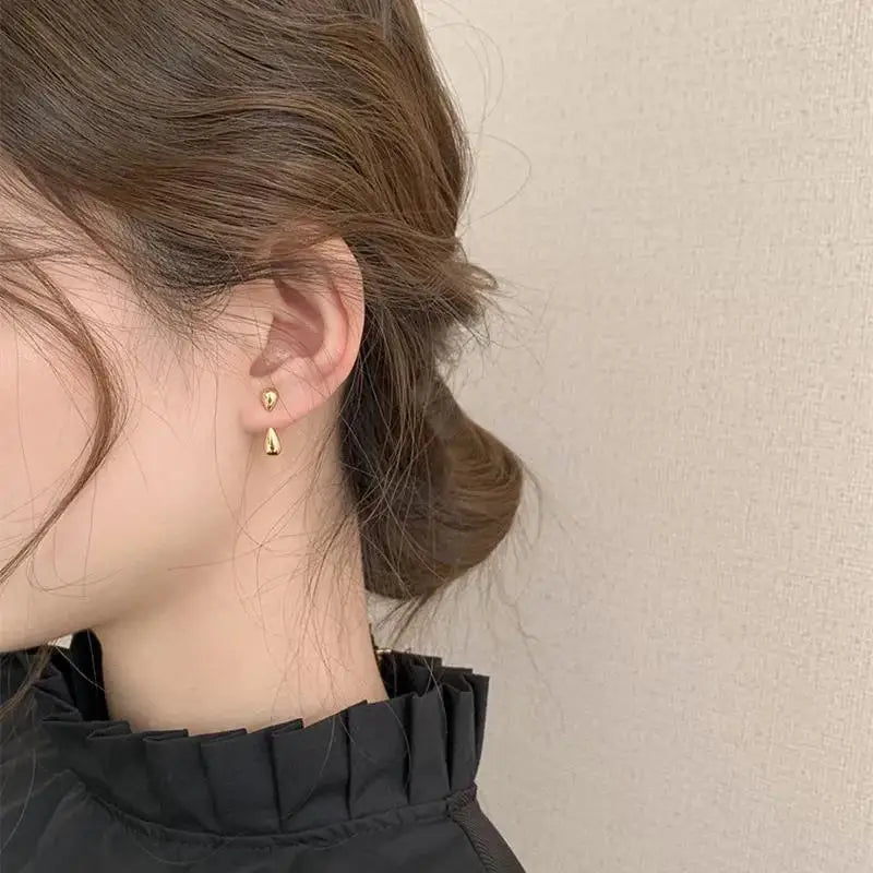 Fashion Gold Color Claws Stud Earrings with Crystal Rhinestone Design Unusual Earrings Versatile Accessories Women 2024 Jewelry