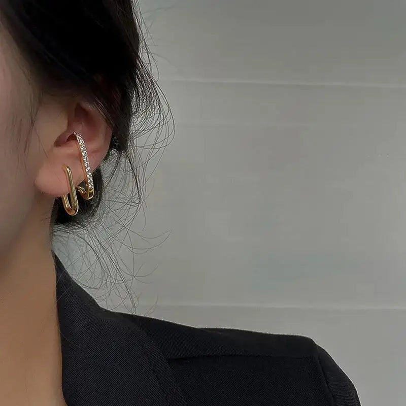 Fashion Gold Color Claws Stud Earrings with Crystal Rhinestone Design Unusual Earrings Versatile Accessories Women 2024 Jewelry