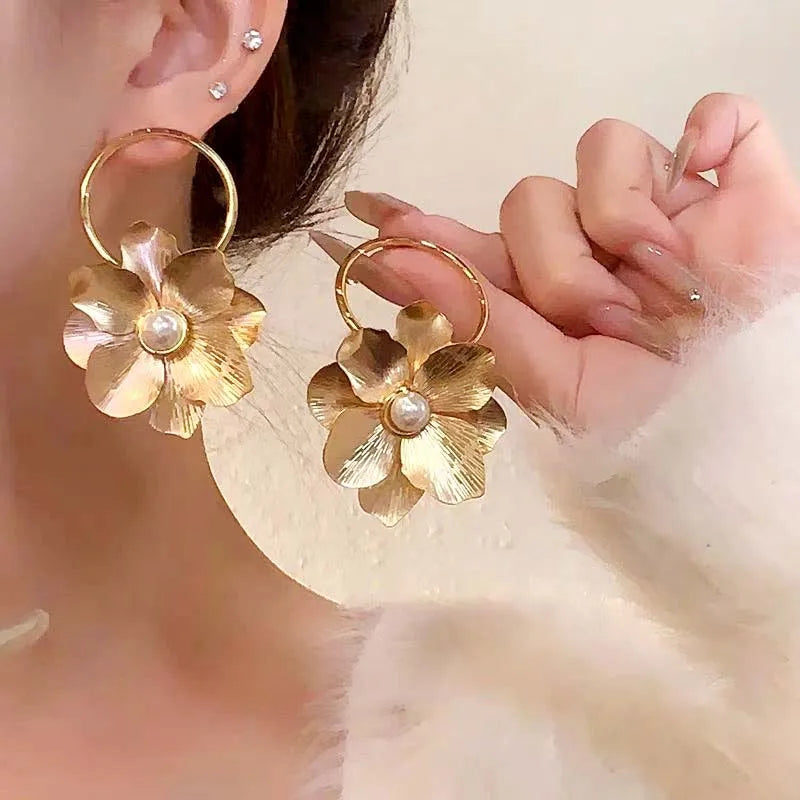 Exaggerated Metal Pearl Flower Drop Earrings for Women Fashion Gold Color Big Flower Personalized Dangle Earrings Jewelry 2024