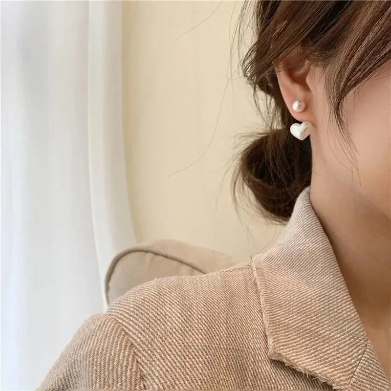 Fashion Gold Color Claws Stud Earrings with Crystal Rhinestone Design Unusual Earrings Versatile Accessories Women 2024 Jewelry