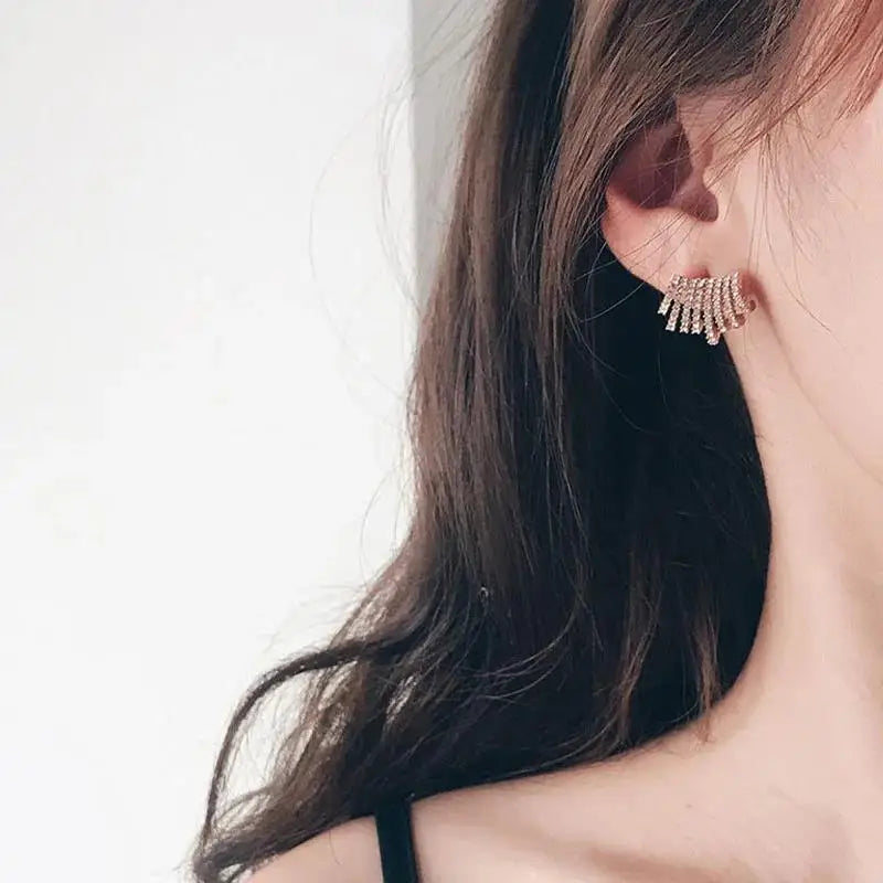 Fashion Gold Color Claws Stud Earrings with Crystal Rhinestone Design Unusual Earrings Versatile Accessories Women 2024 Jewelry