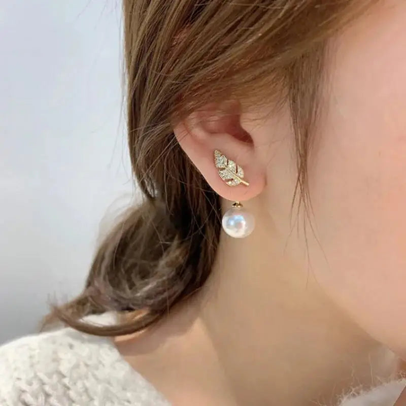 Fashion Gold Color Claws Stud Earrings with Crystal Rhinestone Design Unusual Earrings Versatile Accessories Women 2024 Jewelry