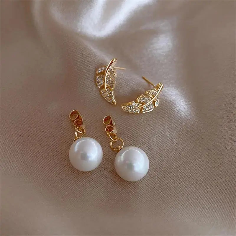 Fashion Gold Color Claws Stud Earrings with Crystal Rhinestone Design Unusual Earrings Versatile Accessories Women 2024 Jewelry