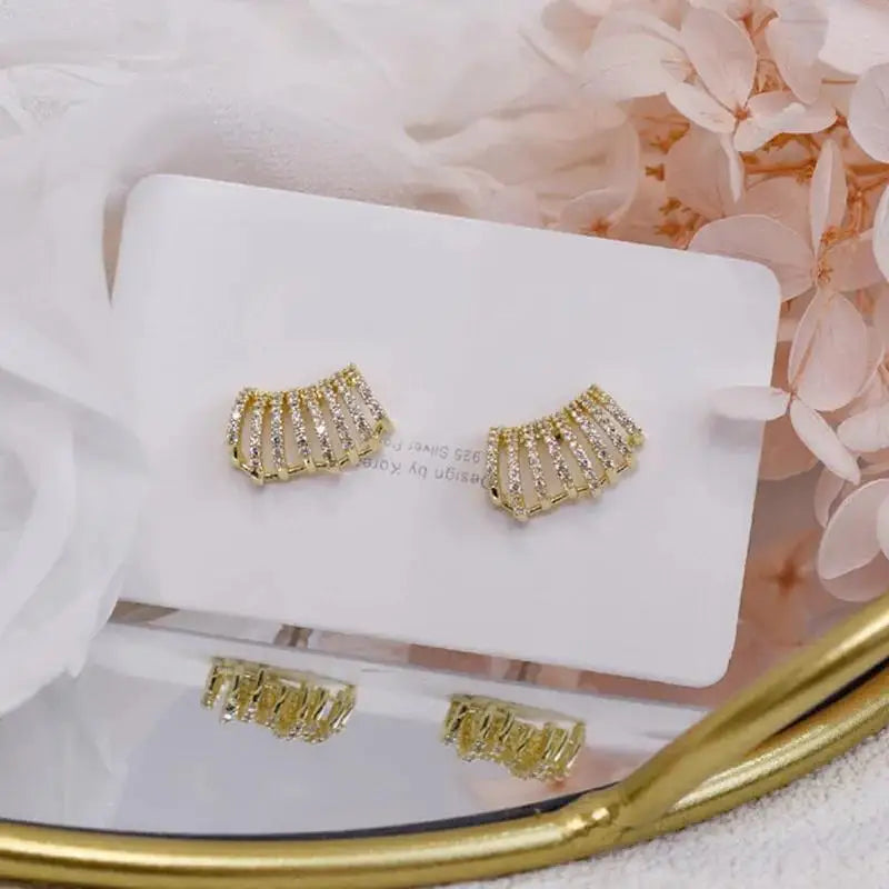 Fashion Gold Color Claws Stud Earrings with Crystal Rhinestone Design Unusual Earrings Versatile Accessories Women 2024 Jewelry